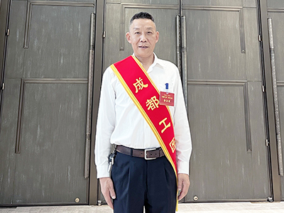 E:2023.66.28【工匠精神】千淘万漉虽辛苦，吹尽狂沙始到金——“成都工匠”  薛刚官网“成都工匠”薛刚.jpg