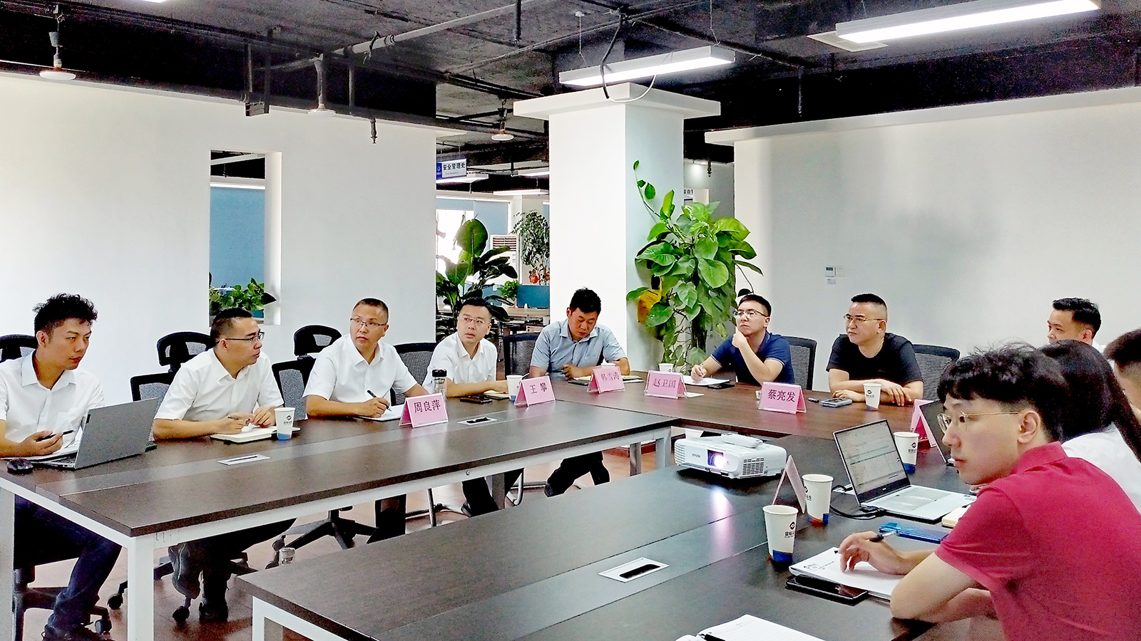 南宫NG28国际运业总经理蔡亮发一行到彤熙商贸公司检查指导工作