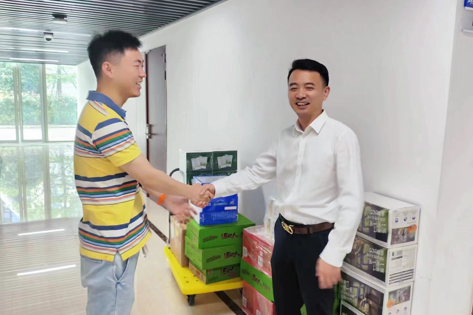 南宫NG28国际运业集团工会到天府行机场专线现场慰问