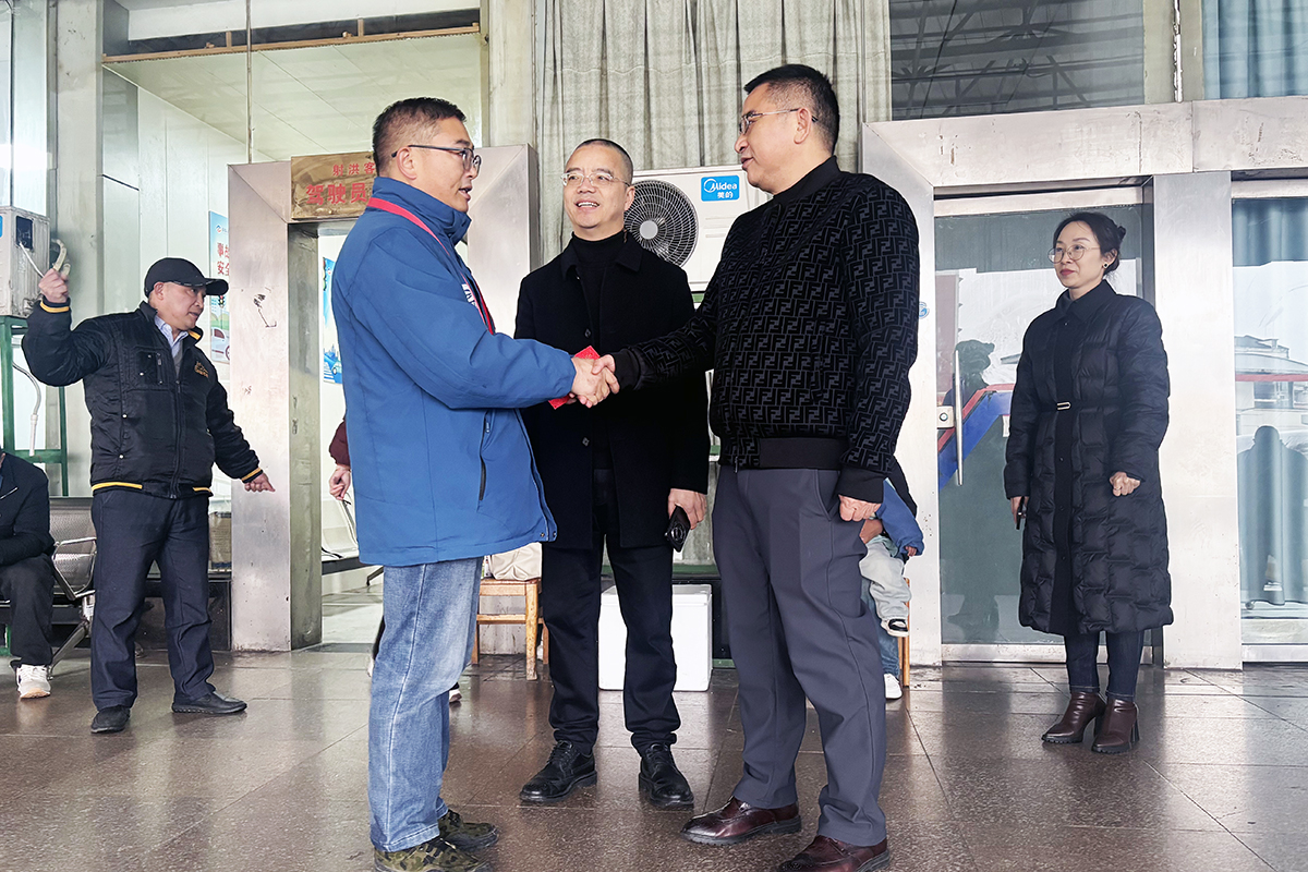 南宫NG28国际运业党委书记、总经理蔡亮发深入一线慰问困难职工