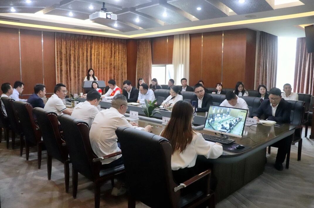 礼赞劳动者，奋斗新征程