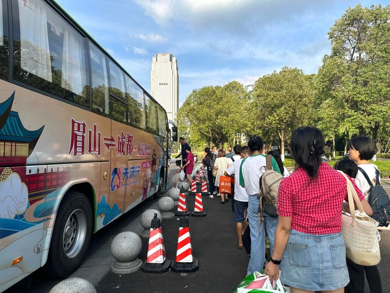 天府行便民快巴获新华社权威报道：让“双城记”更便捷，跑出民生幸福“加速度”！